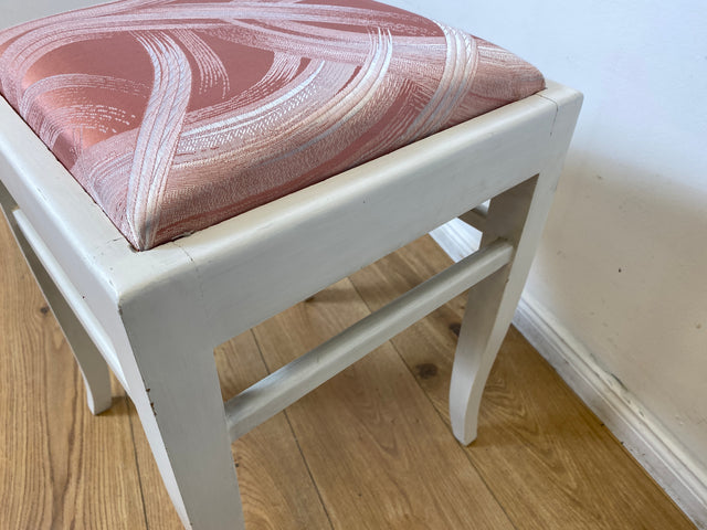 WMK I Versand möglich I 1/2 Schöner weißer Mid-Century Sitzhocker mit gepolstertem Sitz in Rosa