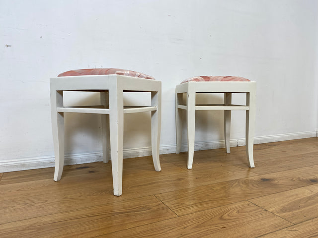 WMK I Versand möglich I 1/2 Schöner weißer Mid-Century Sitzhocker mit gepolstertem Sitz in Rosa