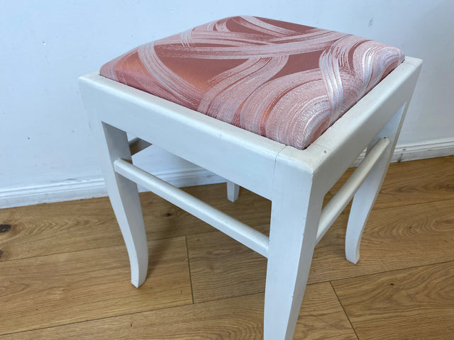 WMK I Versand möglich I 1/2 Schöner weißer Mid-Century Sitzhocker mit gepolstertem Sitz in Rosa