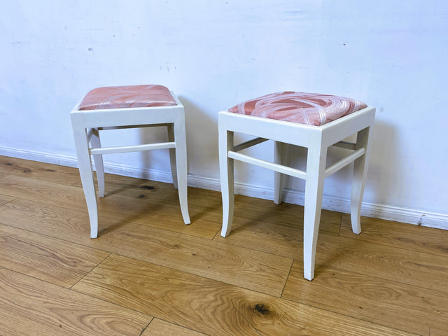 WMK I Versand möglich I 1/2 Schöner weißer Mid-Century Sitzhocker mit gepolstertem Sitz in Rosa