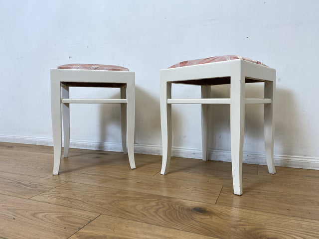 WMK I Versand möglich I 1/2 Schöner weißer Mid-Century Sitzhocker mit gepolstertem Sitz in Rosa