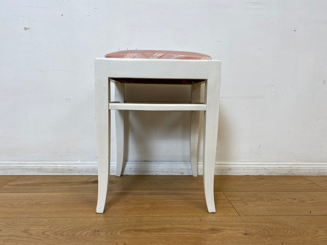 WMK I Versand möglich I 1/2 Schöner weißer Mid-Century Sitzhocker mit gepolstertem Sitz in Rosa