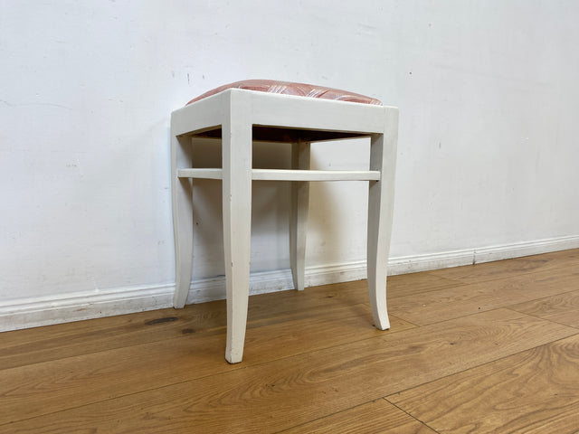WMK I Versand möglich I 1/2 Schöner weißer Mid-Century Sitzhocker mit gepolstertem Sitz in Rosa