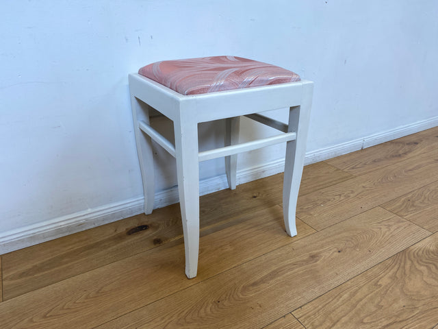 WMK I Versand möglich I 1/2 Schöner weißer Mid-Century Sitzhocker mit gepolstertem Sitz in Rosa