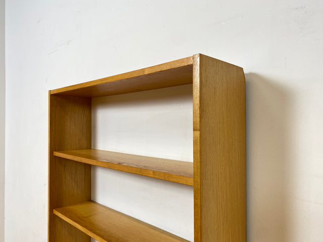 WMK I Schlichtes helles 60er Jahre Bücherregal I Zweiteilig, in Eiche mit weißer Rückwand I