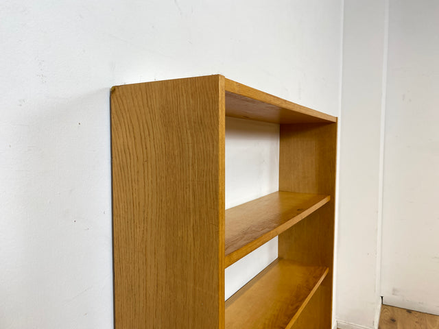 WMK I Schlichtes helles 60er Jahre Bücherregal I Zweiteilig, in Eiche mit weißer Rückwand I