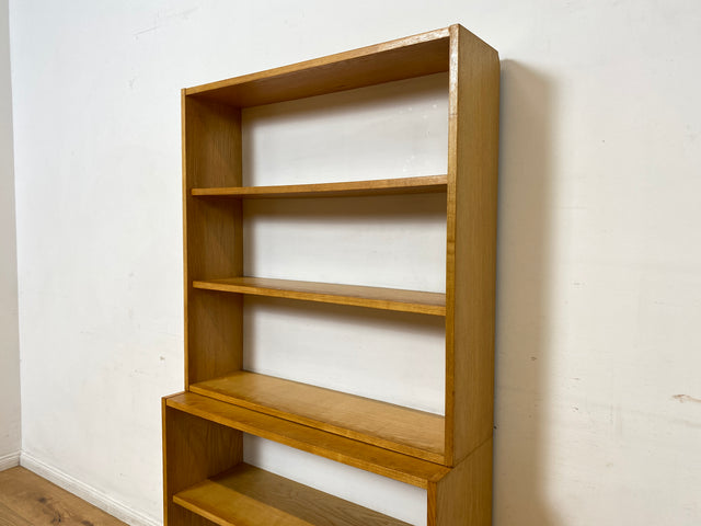 WMK I Schlichtes helles 60er Jahre Bücherregal I Zweiteilig, in Eiche mit weißer Rückwand I