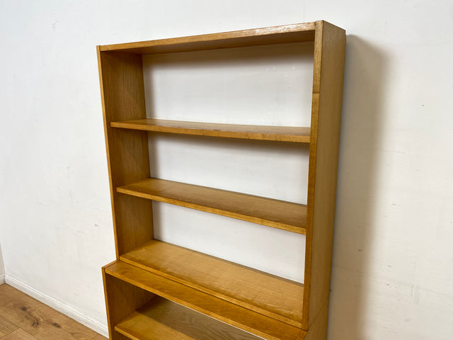 WMK I Schlichtes helles 60er Jahre Bücherregal I Zweiteilig, in Eiche mit weißer Rückwand I