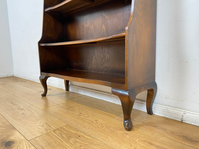 WMK I Elegantes kleines dunkles 60er Jahre Bücherregal im antiken Stil mit Cabriole-Füßen I Regal Holzregal Bücherschrank Blumenregal Chippendale Barock Vintage 50er I Berlin Heidelberg Bayern Bremen