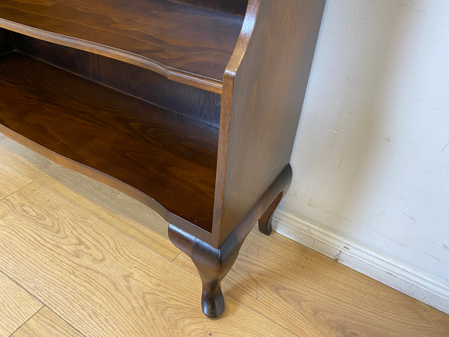 WMK I Elegantes kleines dunkles 60er Jahre Bücherregal im antiken Stil mit Cabriole-Füßen I Regal Holzregal Bücherschrank Blumenregal Chippendale Barock Vintage 50er I Berlin Heidelberg Bayern Bremen