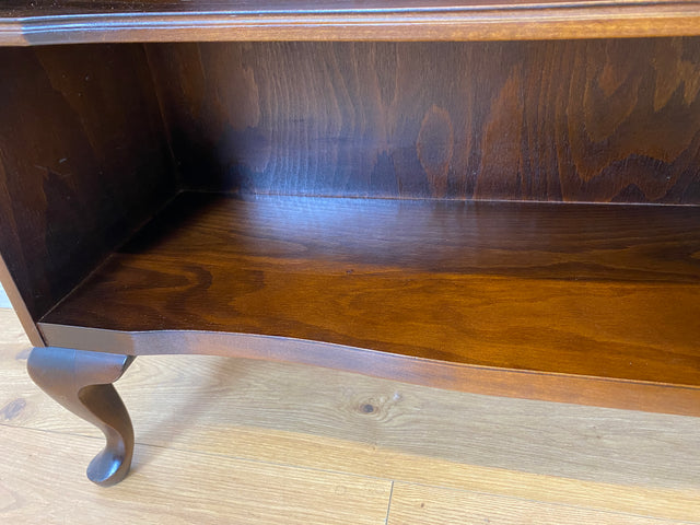 WMK I Elegantes kleines dunkles 60er Jahre Bücherregal im antiken Stil mit Cabriole-Füßen I Regal Holzregal Bücherschrank Blumenregal Chippendale Barock Vintage 50er I Berlin Heidelberg Bayern Bremen