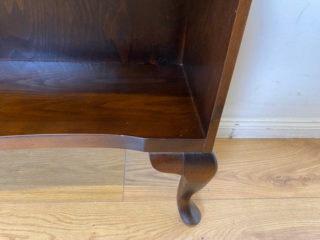 WMK I Elegantes kleines dunkles 60er Jahre Bücherregal im antiken Stil mit Cabriole-Füßen I Regal Holzregal Bücherschrank Blumenregal Chippendale Barock Vintage 50er I Berlin Heidelberg Bayern Bremen