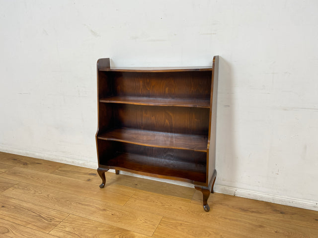 WMK I Elegantes kleines dunkles 60er Jahre Bücherregal im antiken Stil mit Cabriole-Füßen I Regal Holzregal Bücherschrank Blumenregal Chippendale Barock Vintage 50er I Berlin Heidelberg Bayern Bremen