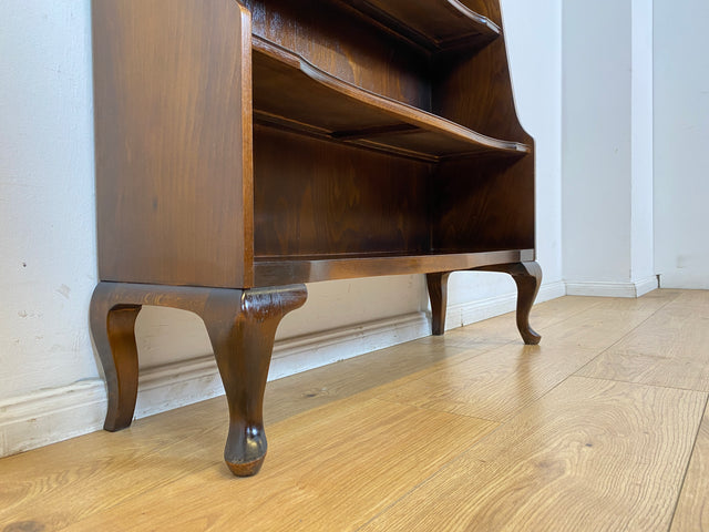 WMK I Elegantes kleines dunkles 60er Jahre Bücherregal im antiken Stil mit Cabriole-Füßen I Regal Holzregal Bücherschrank Blumenregal Chippendale Barock Vintage 50er I Berlin Heidelberg Bayern Bremen