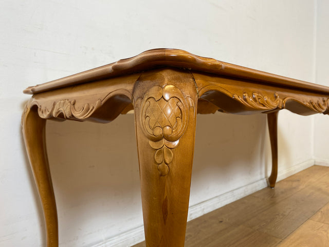 WMK I Wunderschöner großer handverzierter Stilmöbel Couchtisch in Nussbaum mit eleganten Cabriole Füßen