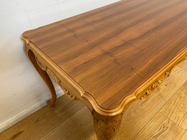 WMK I Wunderschöner großer handverzierter Stilmöbel Couchtisch in Nussbaum mit eleganten Cabriole Füßen