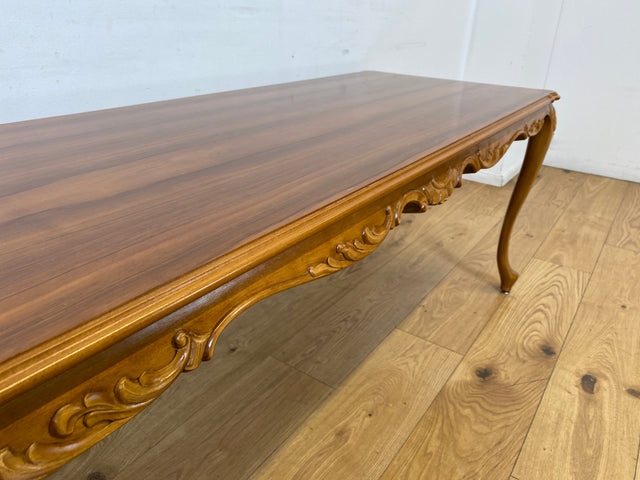 WMK I Wunderschöner großer handverzierter Stilmöbel Couchtisch in Nussbaum mit eleganten Cabriole Füßen