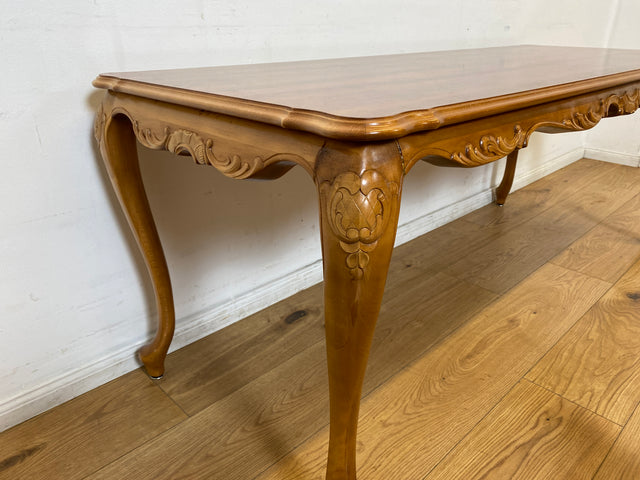 WMK I Wunderschöner großer handverzierter Stilmöbel Couchtisch in Nussbaum mit eleganten Cabriole Füßen
