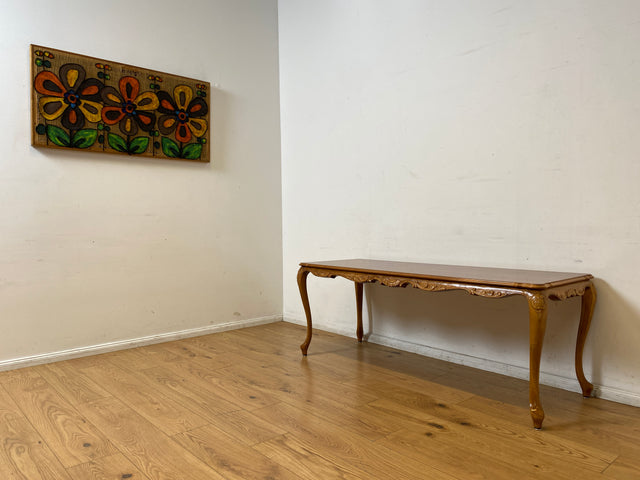 WMK I Wunderschöner großer handverzierter Stilmöbel Couchtisch in Nussbaum mit eleganten Cabriole Füßen