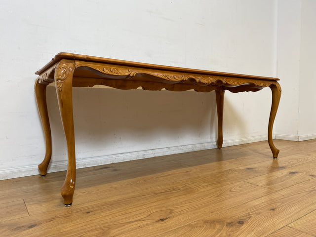 WMK I Wunderschöner großer handverzierter Stilmöbel Couchtisch in Nussbaum mit eleganten Cabriole Füßen