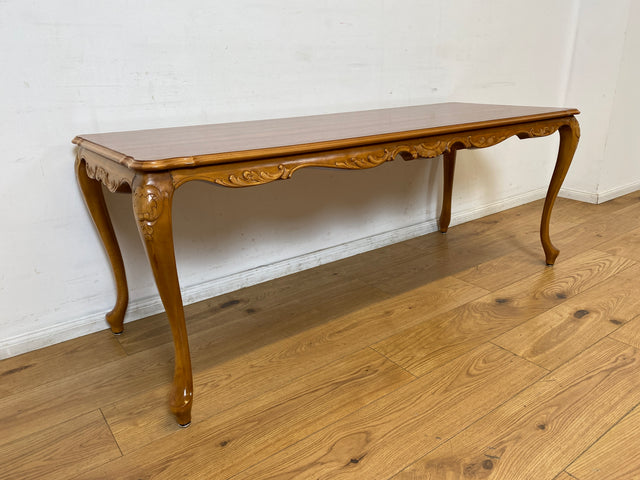 WMK I Wunderschöner großer handverzierter Stilmöbel Couchtisch in Nussbaum mit eleganten Cabriole Füßen