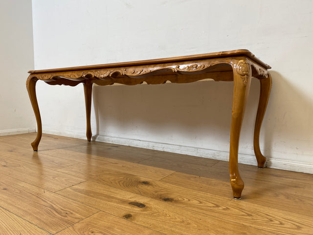WMK I Wunderschöner großer handverzierter Stilmöbel Couchtisch in Nussbaum mit eleganten Cabriole Füßen