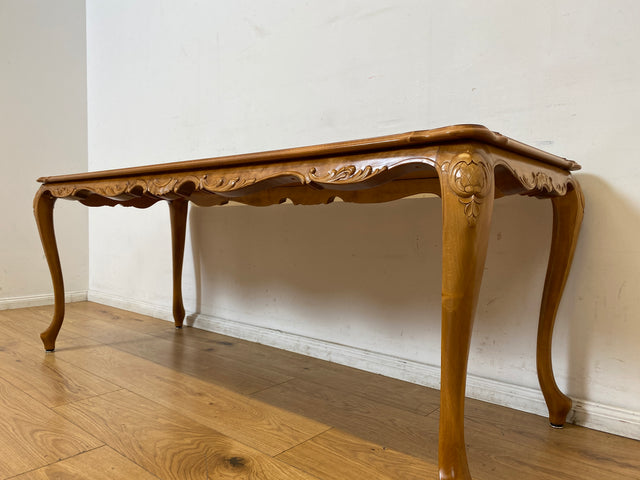 WMK I Wunderschöner großer handverzierter Stilmöbel Couchtisch in Nussbaum mit eleganten Cabriole Füßen