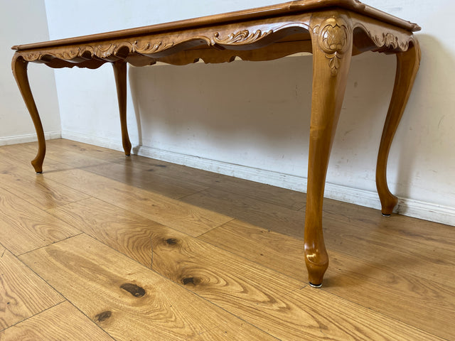 WMK I Wunderschöner großer handverzierter Stilmöbel Couchtisch in Nussbaum mit eleganten Cabriole Füßen