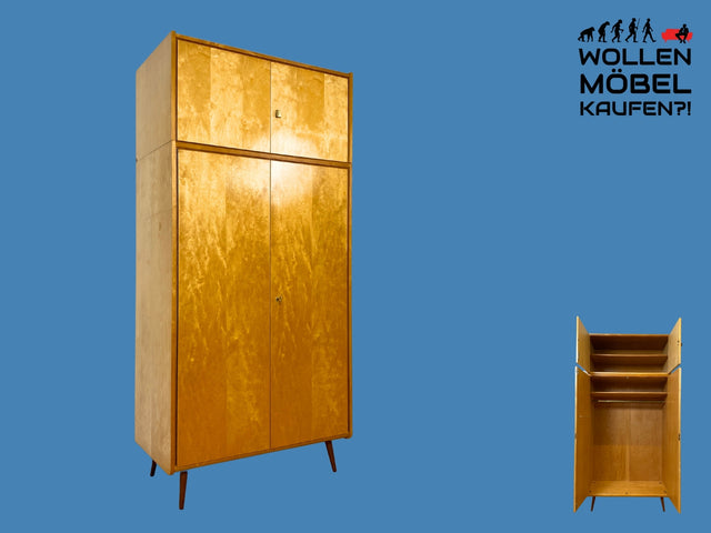 WMK I Stilvoller und geräumiger heller Mid-Century Kleiderschrank aus 1965 mit Aufsatz und konischen Füßen I Schrank Schlafzimmerschrank Wardrobe Flurschrank Vintage 50er 60er I Berlin Hamburg Halle