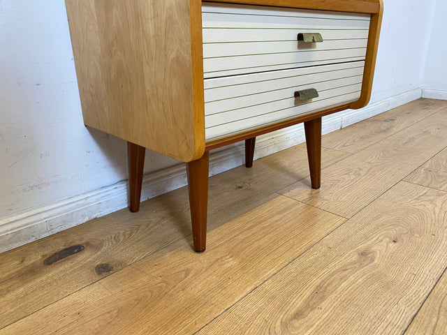 WMK I Formschöner heller Mid-Century Nachttisch mit Schubladen und konischen Füßen I Nachtschrank Nachtschränkchen Nachtkommode Kommode Beistelltisch Ablage Vintage 50er 60er I Berlin Köln Bayern