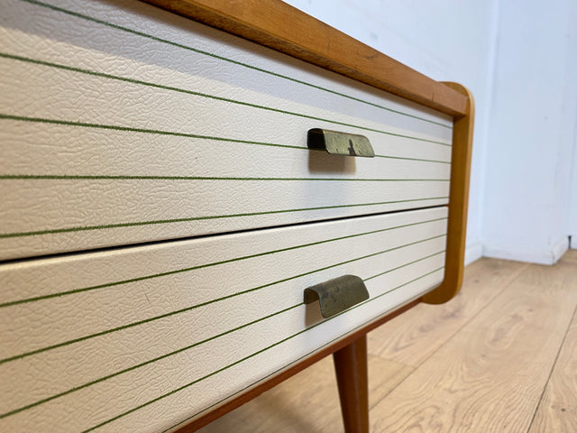 WMK I Formschöner heller Mid-Century Nachttisch mit Schubladen und konischen Füßen I Nachtschrank Nachtschränkchen Nachtkommode Kommode Beistelltisch Ablage Vintage 50er 60er I Berlin Köln Bayern