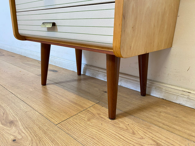 WMK I Formschöner heller Mid-Century Nachttisch mit Schubladen und konischen Füßen I Nachtschrank Nachtschränkchen Nachtkommode Kommode Beistelltisch Ablage Vintage 50er 60er I Berlin Köln Bayern