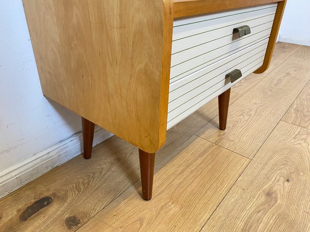 WMK I Formschöner heller Mid-Century Nachttisch mit Schubladen und konischen Füßen I Nachtschrank Nachtschränkchen Nachtkommode Kommode Beistelltisch Ablage Vintage 50er 60er I Berlin Köln Bayern
