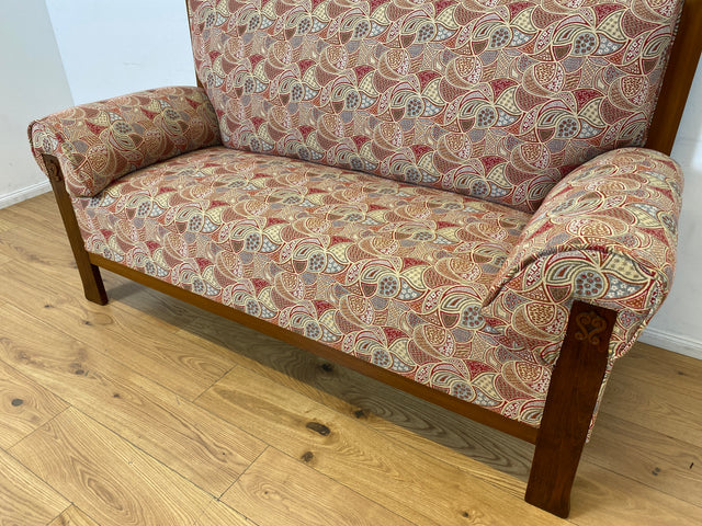 WMK I Wunderschönes historisches Sofa mit hochwertigem Bezug, handverziertem Holzrahmen und Federkern