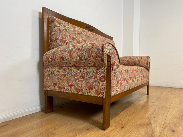 WMK I Wunderschönes historisches Sofa mit hochwertigem Bezug, handverziertem Holzrahmen und Federkern