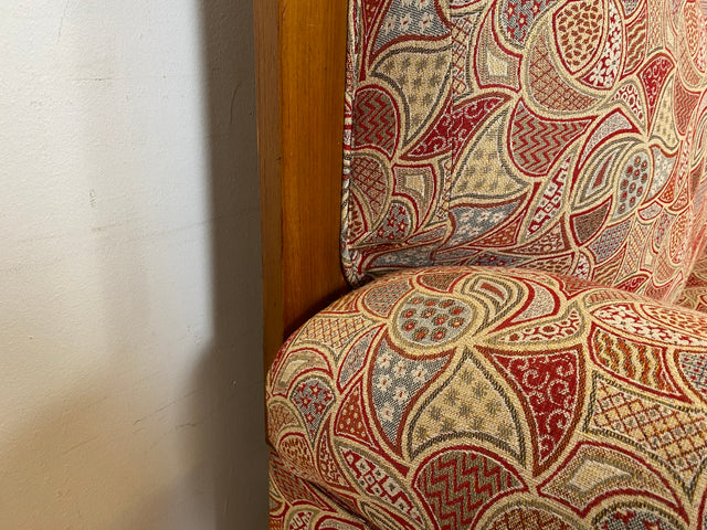 WMK I Wunderschönes historisches Sofa mit hochwertigem Bezug, handverziertem Holzrahmen und Federkern
