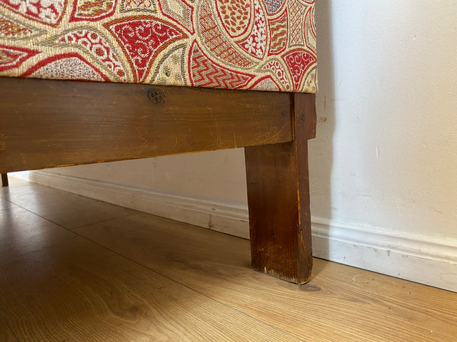 WMK I Wunderschönes historisches Sofa mit hochwertigem Bezug, handverziertem Holzrahmen und Federkern