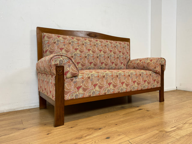 WMK I Wunderschönes historisches Sofa mit hochwertigem Bezug, handverziertem Holzrahmen und Federkern