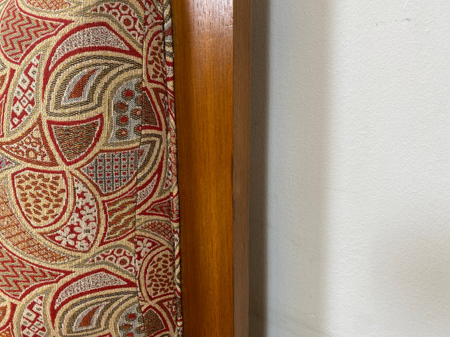WMK I Wunderschönes historisches Sofa mit hochwertigem Bezug, handverziertem Holzrahmen und Federkern