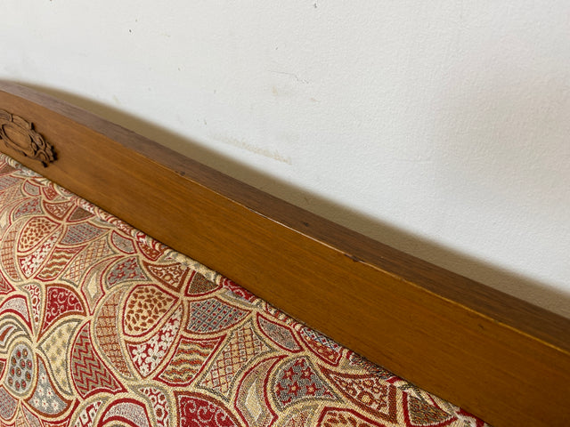 WMK I Wunderschönes historisches Sofa mit hochwertigem Bezug, handverziertem Holzrahmen und Federkern