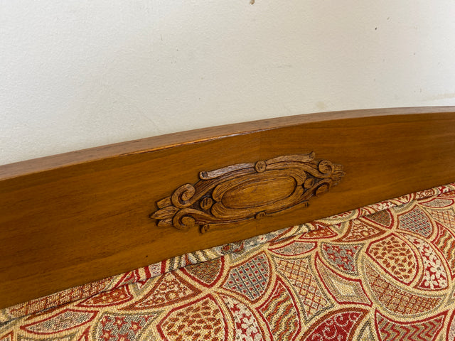 WMK I Wunderschönes historisches Sofa mit hochwertigem Bezug, handverziertem Holzrahmen und Federkern