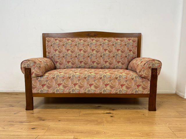 WMK I Wunderschönes historisches Sofa mit hochwertigem Bezug, handverziertem Holzrahmen und Federkern