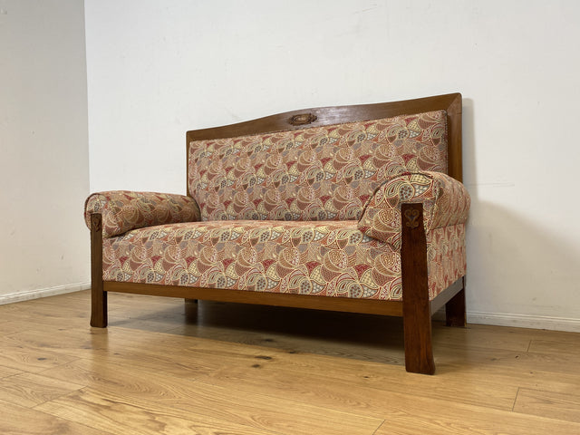 WMK I Wunderschönes historisches Sofa mit hochwertigem Bezug, handverziertem Holzrahmen und Federkern
