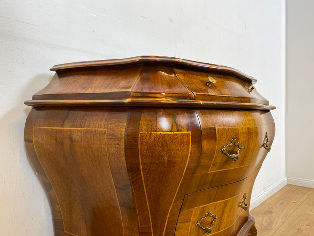 WMK I Wunderschöne kleine 60er Jahre Bauchkommode im Stile des Barock mit Schubladen und Intarsien