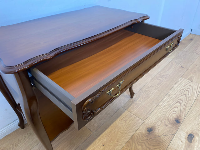 WMK I Formschöne und sehr gut erhaltene kleine Vintage Kommode im antikem Stil mit Schublade