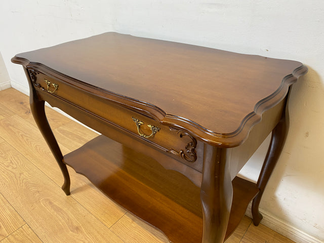 WMK I Formschöne und sehr gut erhaltene kleine Vintage Kommode im antikem Stil mit Schublade