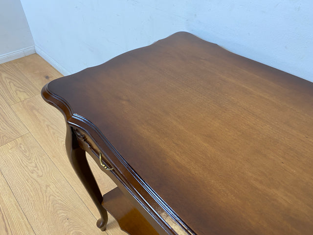 WMK I Formschöne und sehr gut erhaltene kleine Vintage Kommode im antikem Stil mit Schublade