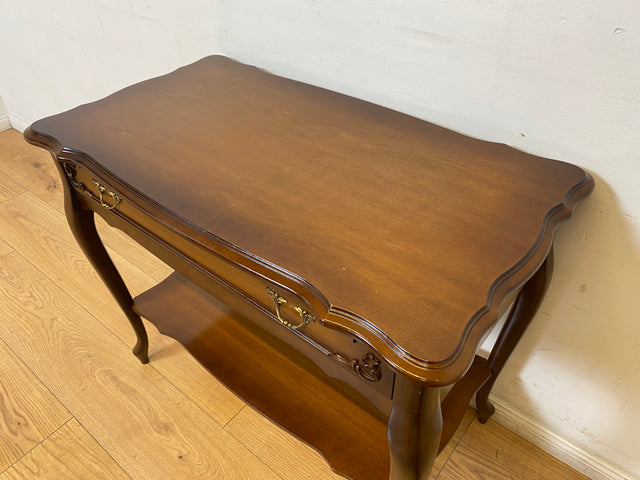 WMK I Formschöne und sehr gut erhaltene kleine Vintage Kommode im antikem Stil mit Schublade