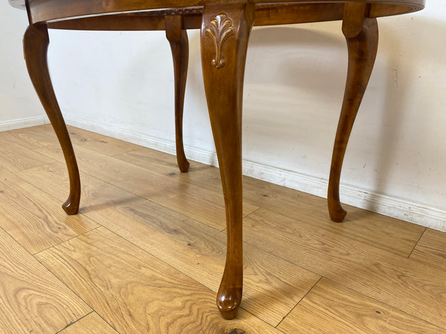WMK I Edler handverzierter ovaler 60er Jahre Chippendale Couchtisch mit Glasplatte und Wiener Sonnengeflecht