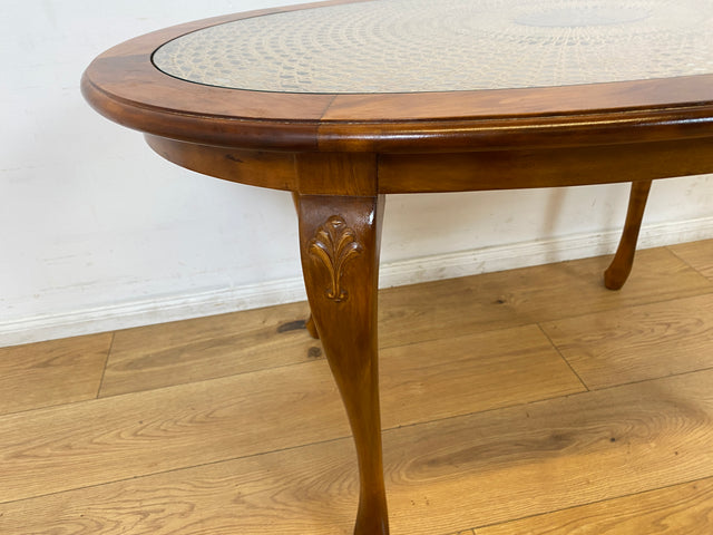WMK I Edler handverzierter ovaler 60er Jahre Chippendale Couchtisch mit Glasplatte und Wiener Sonnengeflecht